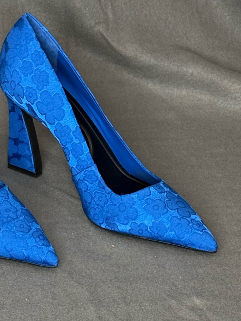 GB Gianni Bini Cobalt Blue Floral Jacquard Pointed Toe Pumps Heels Size 7.5 - Picture 4 of 11